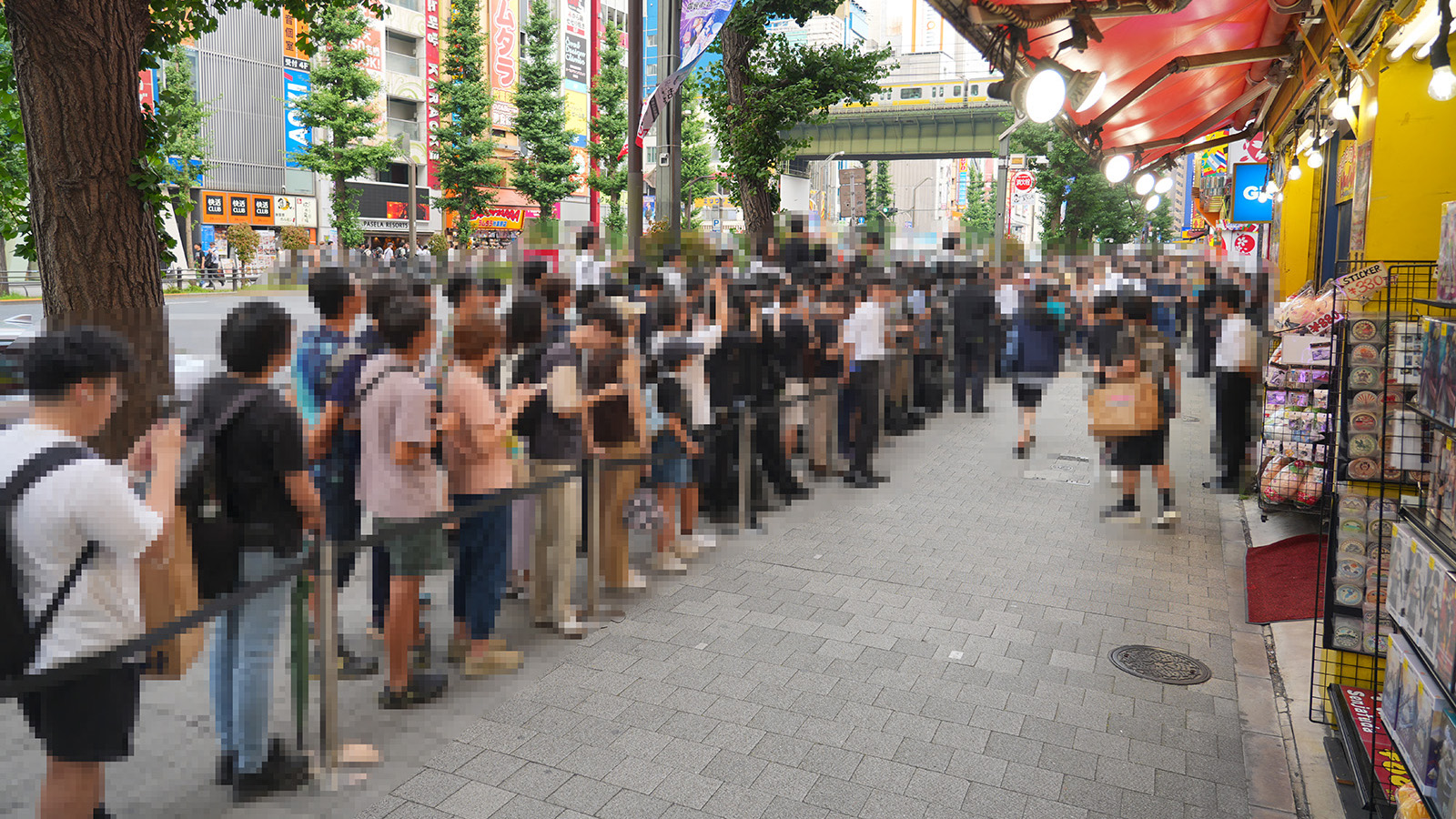 GiGO秋葉原3号館の前にはジェンスン・フアン氏を一目見ようと人だかりが