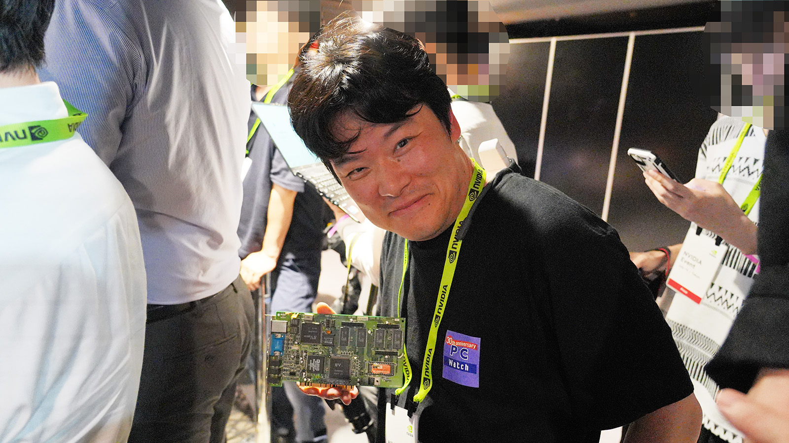 弊社PC Watchスタッフの劉もNV1搭載のEDGE 3Dを持参、後日取材時に<a href="https://pc.watch.impress.co.jp/docs/news/yajiuma/2125913.html" class="deliver_inner_content ni" target="_blank">このカードにサインをもらう</a>ことに