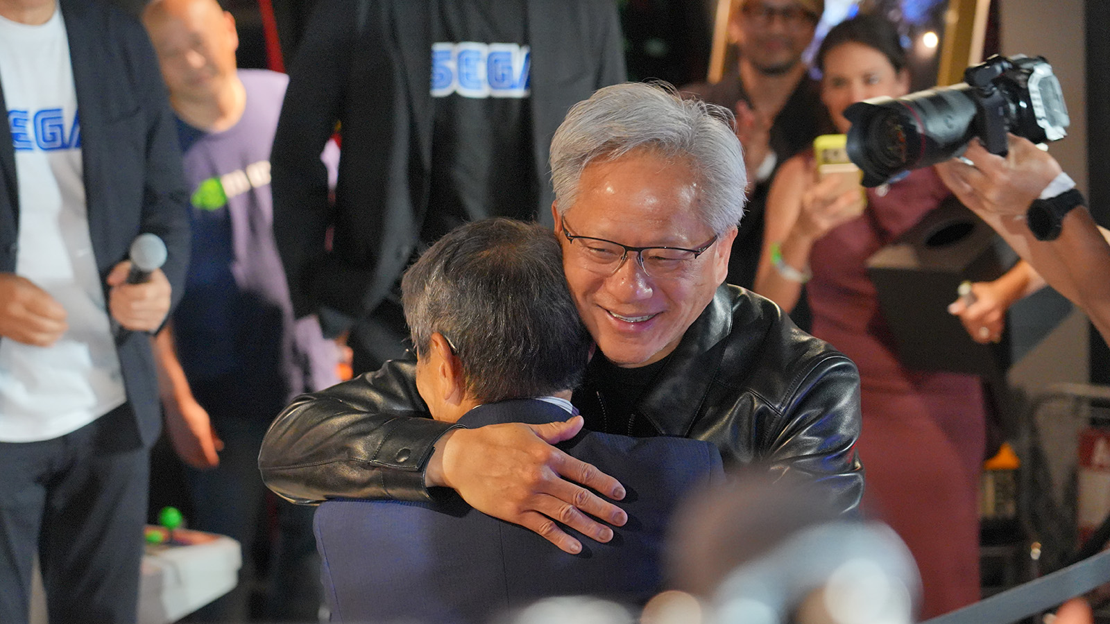 会場に来場した入交氏を熱い抱擁で迎え入れるフアン氏