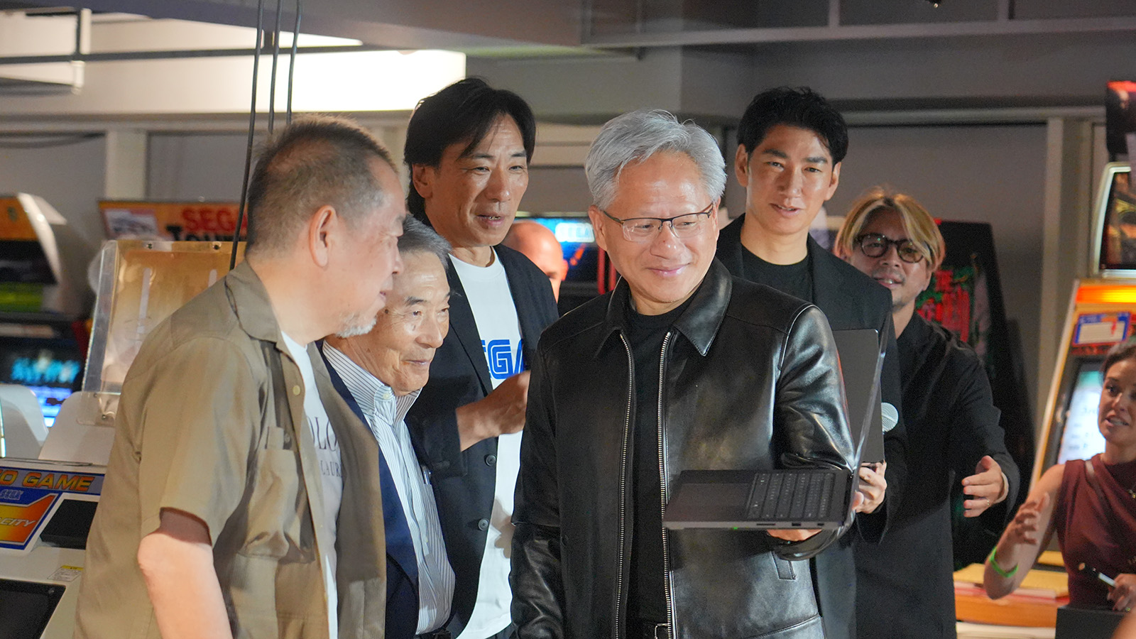 入交氏と鈴木氏に見せたいものがあると、まずは二人にRTX Spark搭載ノートを紹介するフアン氏