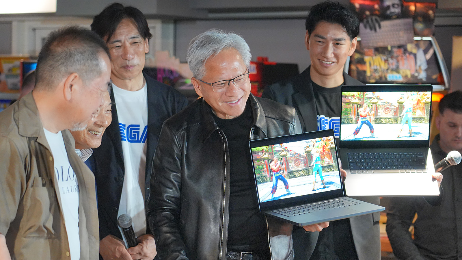 フアン氏自ら来場者にも動作するRTX Spark搭載ノートを紹介