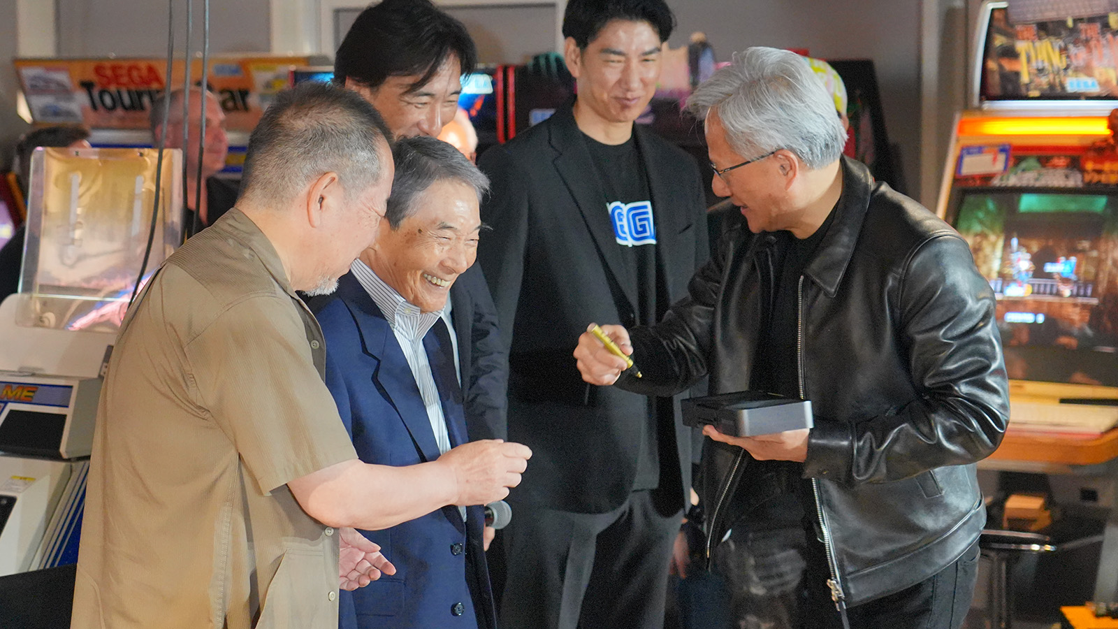 フアン氏、入交氏、鈴木氏がサインを終えたカードをフアン氏が持って帰ろうとして笑いが起こる場面も