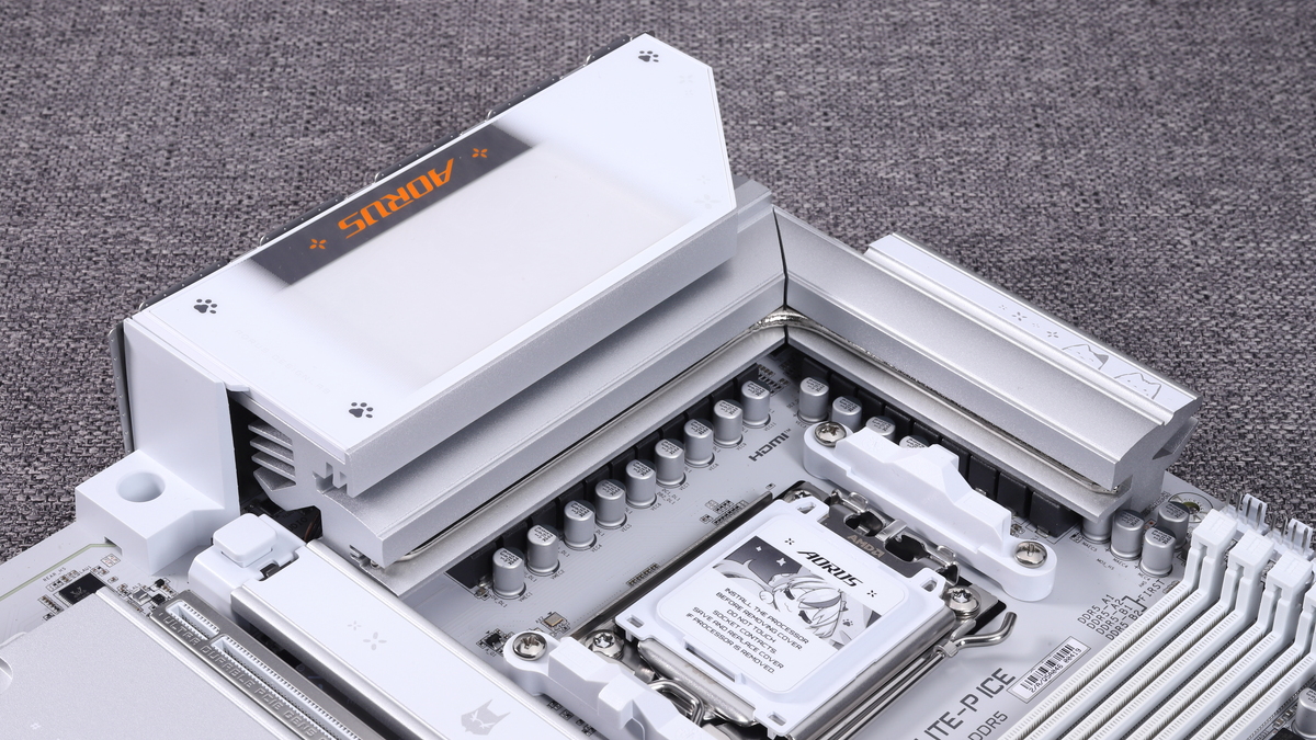 ヒートパイプ付き大型ヒートシンクを備える16(8+8)+2+2フェーズのデジタルTwin電源を搭載。Socket AM5の頂点であるRyzen 9 9950X3D2にも対応できるパワフルなVRMだ