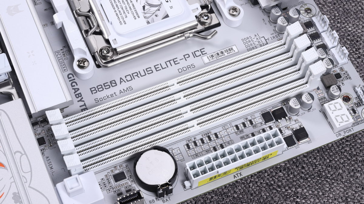 白い両ラッチ式のDDR5メモリスロットを4本搭載。最大で256GBの大容量やDDR5-8200動作(OC)に対応する