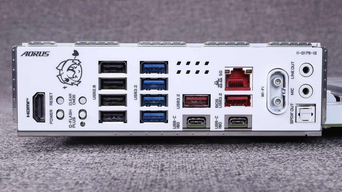 バックパネルインターフェイス。5GbEやWi-Fi 7を搭載するほか、トラブル時に便利な4つのスイッチ(電源、リセット、CMOSクリア、Q-Flash Plus)が集約されている