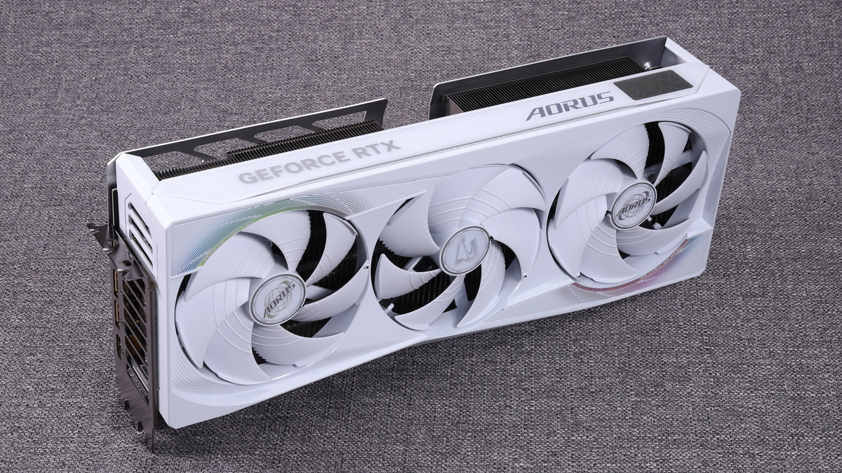 GeForce RTX 5080を搭載するGIGABYTE GV-N5080AORUSM ICE-16GD。超大型のGPUクーラーを備えるハイエンドビデオカードだ