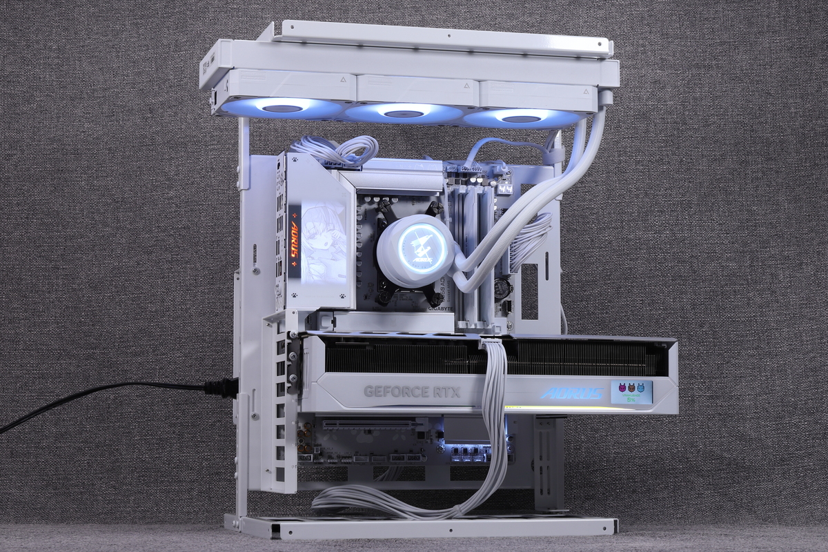 構築した検証用PC。オープンフレームケースを使用して構築しているため熱がこもることはないが、ケースに収めた時と違いエアフローを作って冷却することはできないので、VRMなどヒートシンクのみで冷却する部分には負荷が高い環境だ