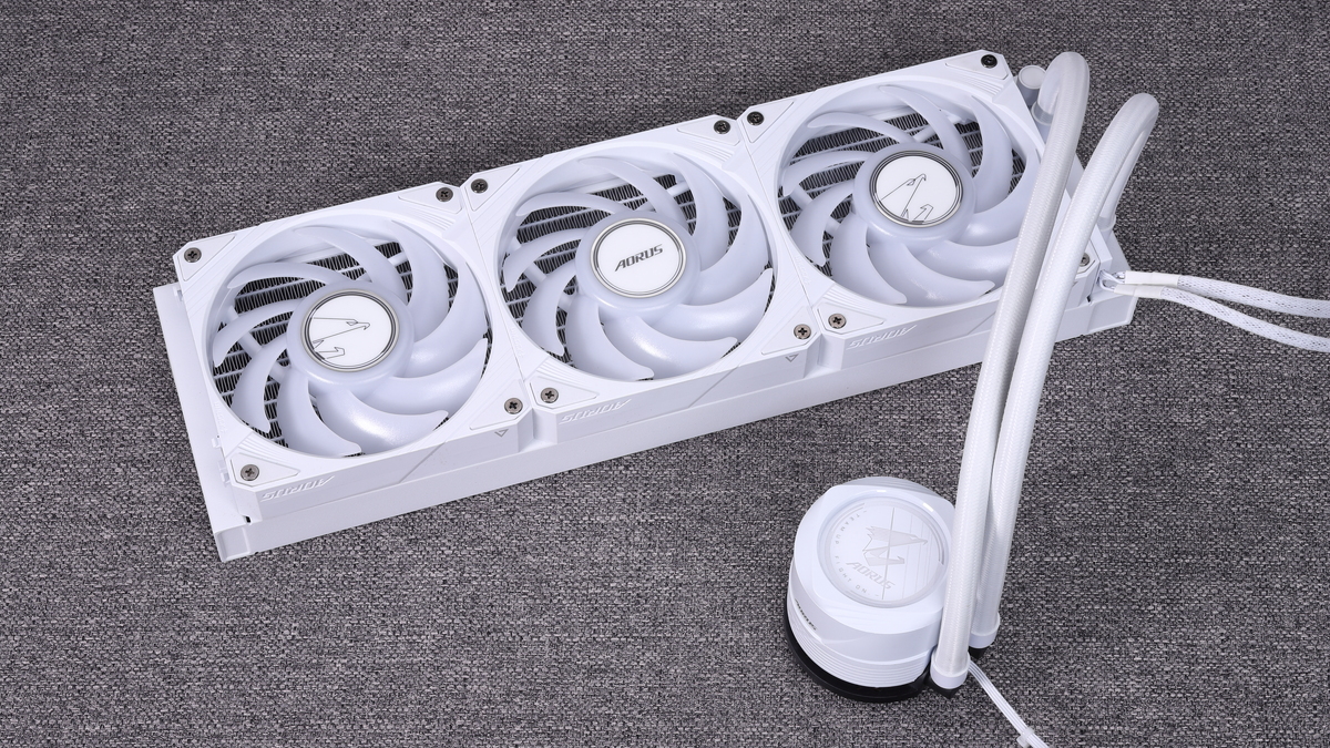360mmラジエーターを採用する白い水冷クーラー「AORUS WATERFORCE II 360 ICE」。最大回転数2,300rpm(±10%)でARGB対応の12cmファンを3基備える