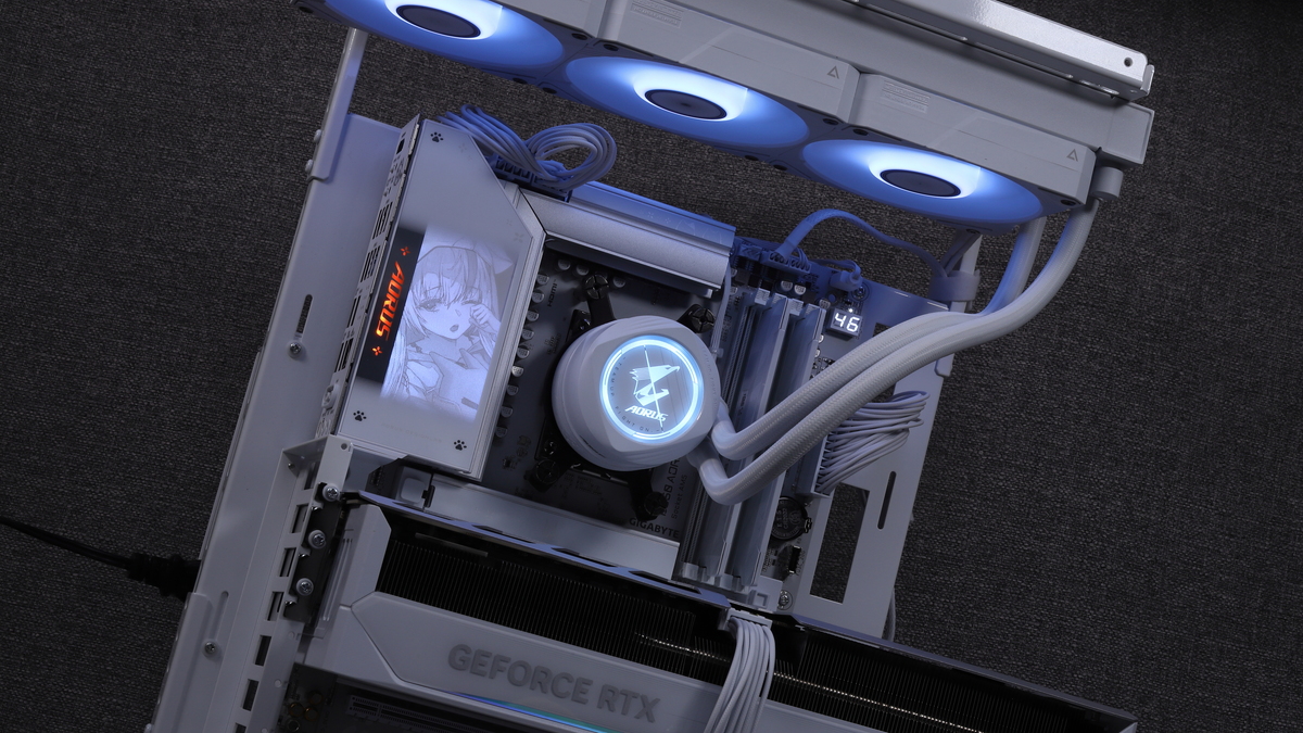 白いPCパーツで揃えると統一感が出る。パステル系の色と合わせても面白いので、ビジュアル面にこだわるなら組み合わせるPCパーツの色にもこだわりたい