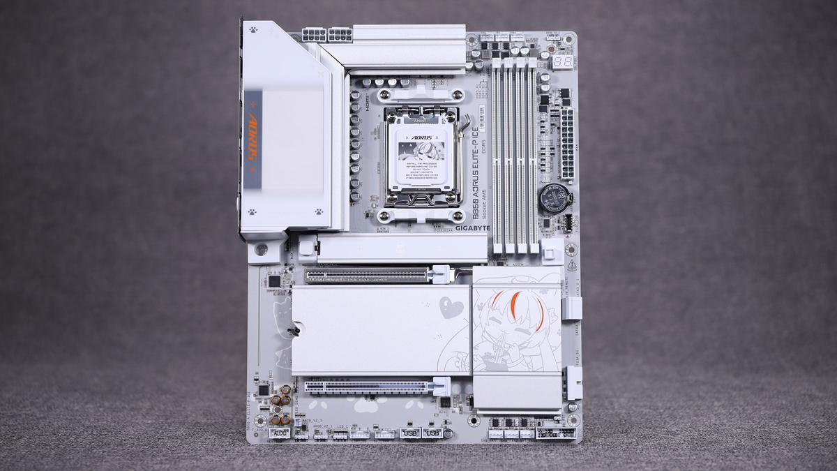 B850 AORUS ELITE-P ICEの基板表面。マザーボード本体の装飾はデフォルメされたキュートな絵が多く用いられている