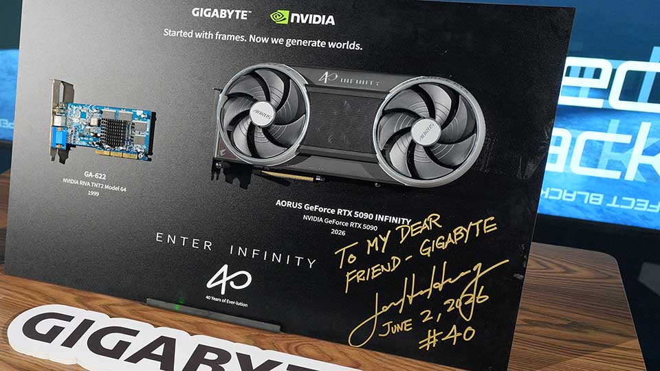 GIGABYTE 40周年記念展が開催、懐かしの青いマザーボードの展示に火将
