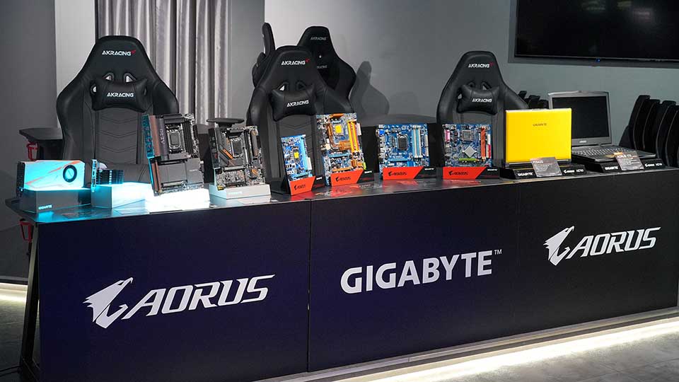 【非売品】GIGABYTE AORUSマザーボード展示台 GIGABYTE 40周年記念展が開催、懐かしの青いマザーボードの展示に火将