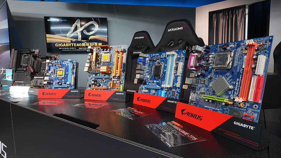 GIGABYTE 40周年記念展が開催、懐かしの青いマザーボードの展示に火将