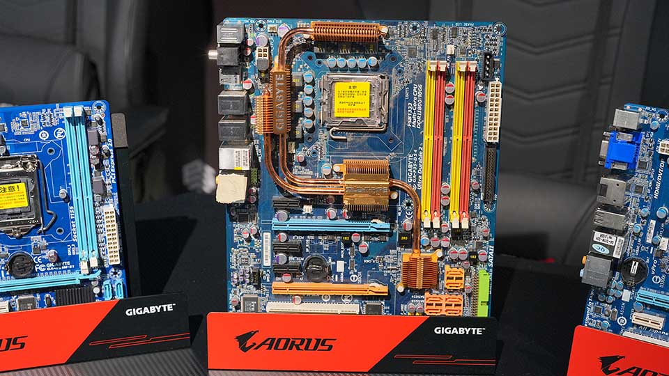 GIGABYTE 40周年記念展が開催、懐かしの青いマザーボードの展示に火将
