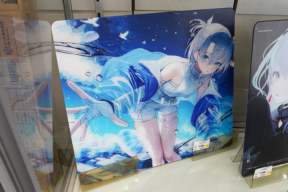 猫麦とろろ×Uncle Pandaコラボのガラスマウスパッドが店頭入荷 - AKIBA