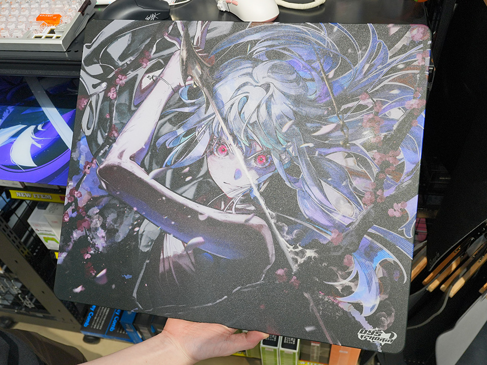 女性キャラが描かれたDYSPHORIAのガラスマウスパッドが3製品 - AKIBA