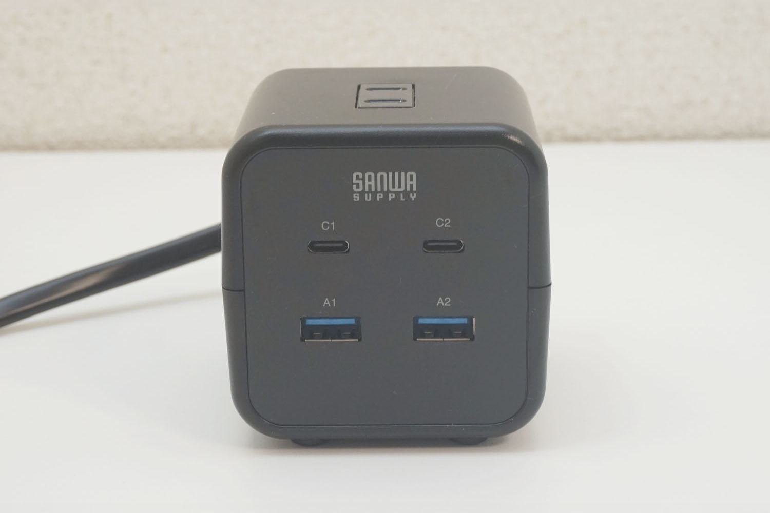 TAP-B115UC-2BKを正面(USBポート面)から見たところ。この面にはType-CとType-Aを2基ずつ装備する。なお、本体カラーは今回入手したブラックのほか、ホワイト(TAP-B115UC-2W)も用意されている