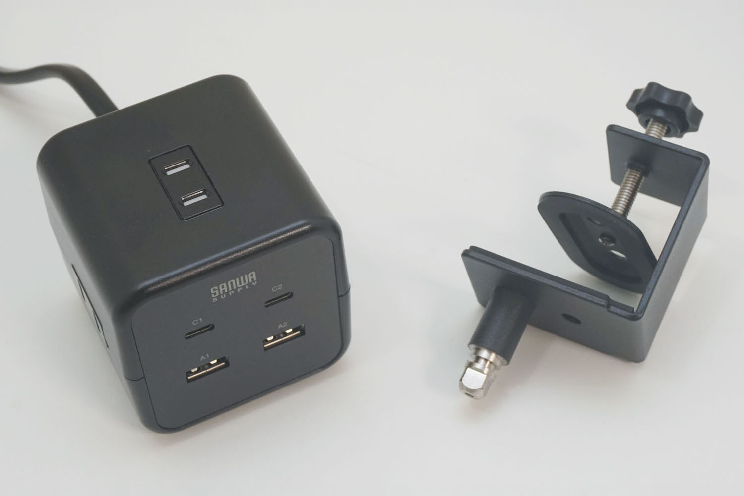 左が充電器の本体で、右が固定用のクランプ