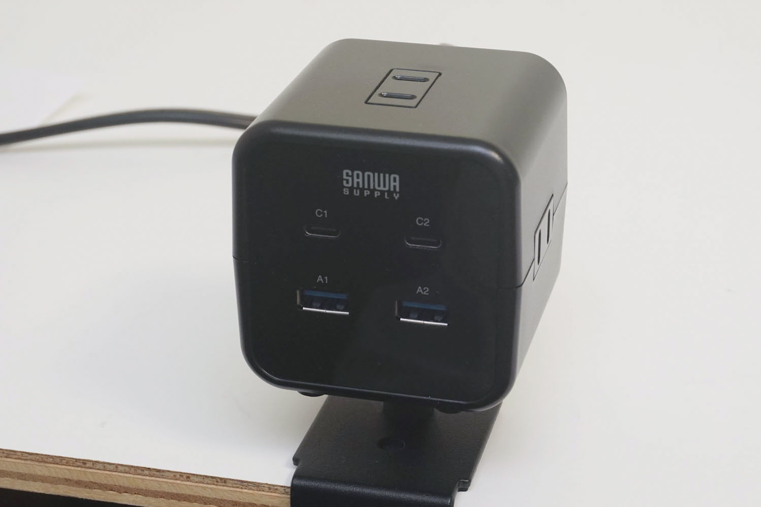 ポート面を向ける方向を90度単位で変更できる。充電器部分を固定具に挿す時にロックされるので、方向を変えたいときは充電器部分を外して挿し直す必要がある