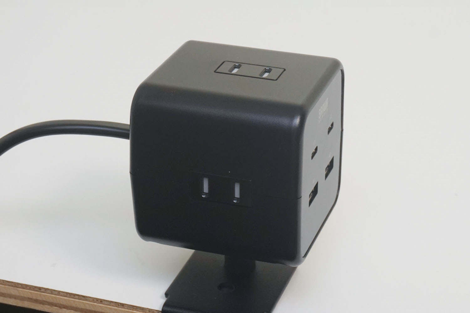 ポート面を向ける方向を90度単位で変更できる。充電器部分を固定具に挿す時にロックされるので、方向を変えたいときは充電器部分を外して挿し直す必要がある