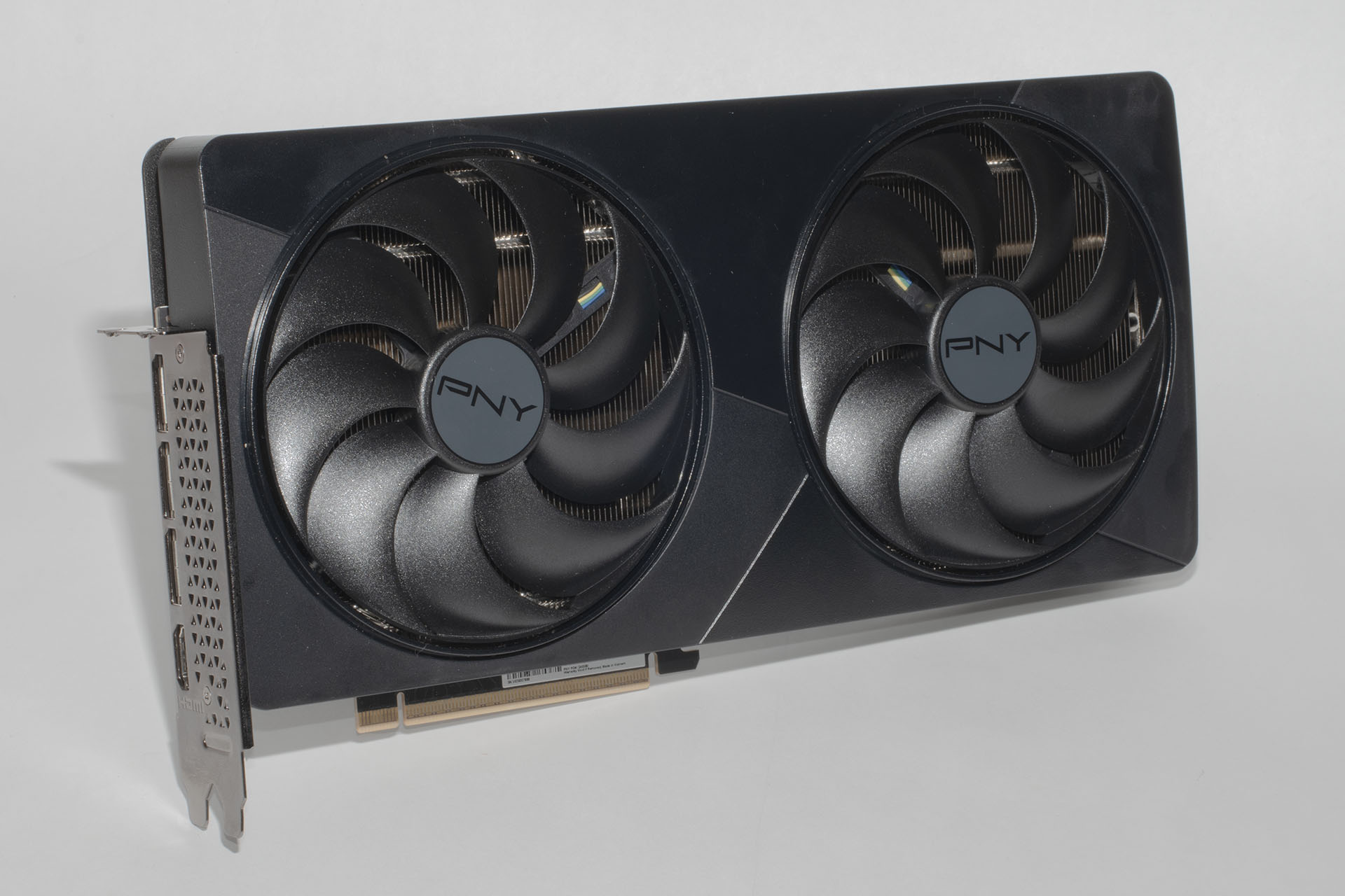 PNY GeForce RTX 5070 Ti 16GB OC SLIM。一部のロゴ以外はオールブラックでLED発光機能はなく、シンプルかつ精悍なデザインにまとめられている
