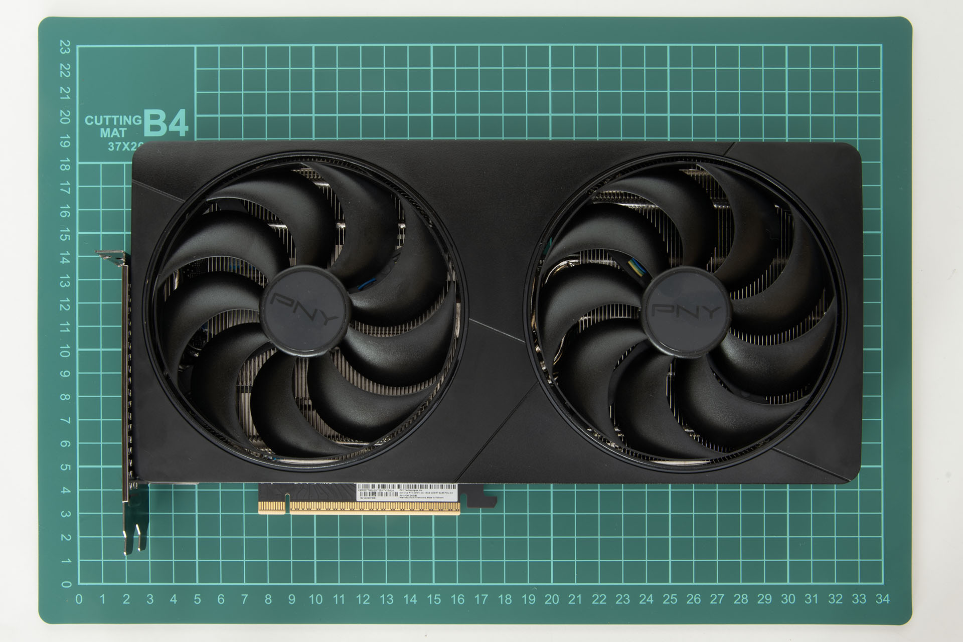 カードサイズは長さ290×高さ150×厚さ40mm。正面から見るとそれなりの存在感の大きさだが、2スロット分相当という“薄さ”のおかげでかなりスリムに感じる