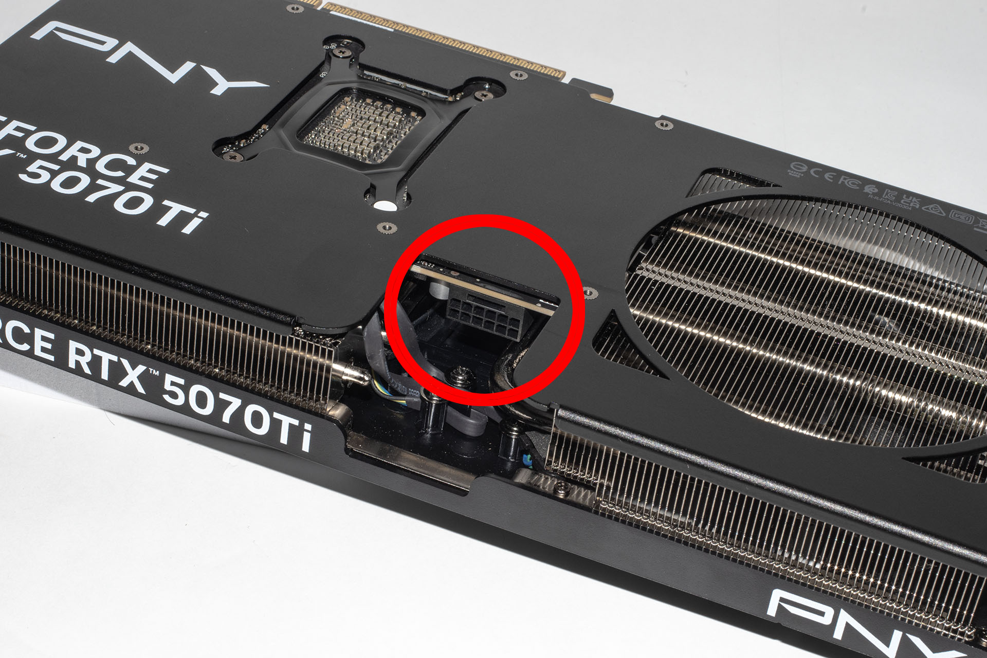 補助電源コネクターはカード天面から奥まったところにある