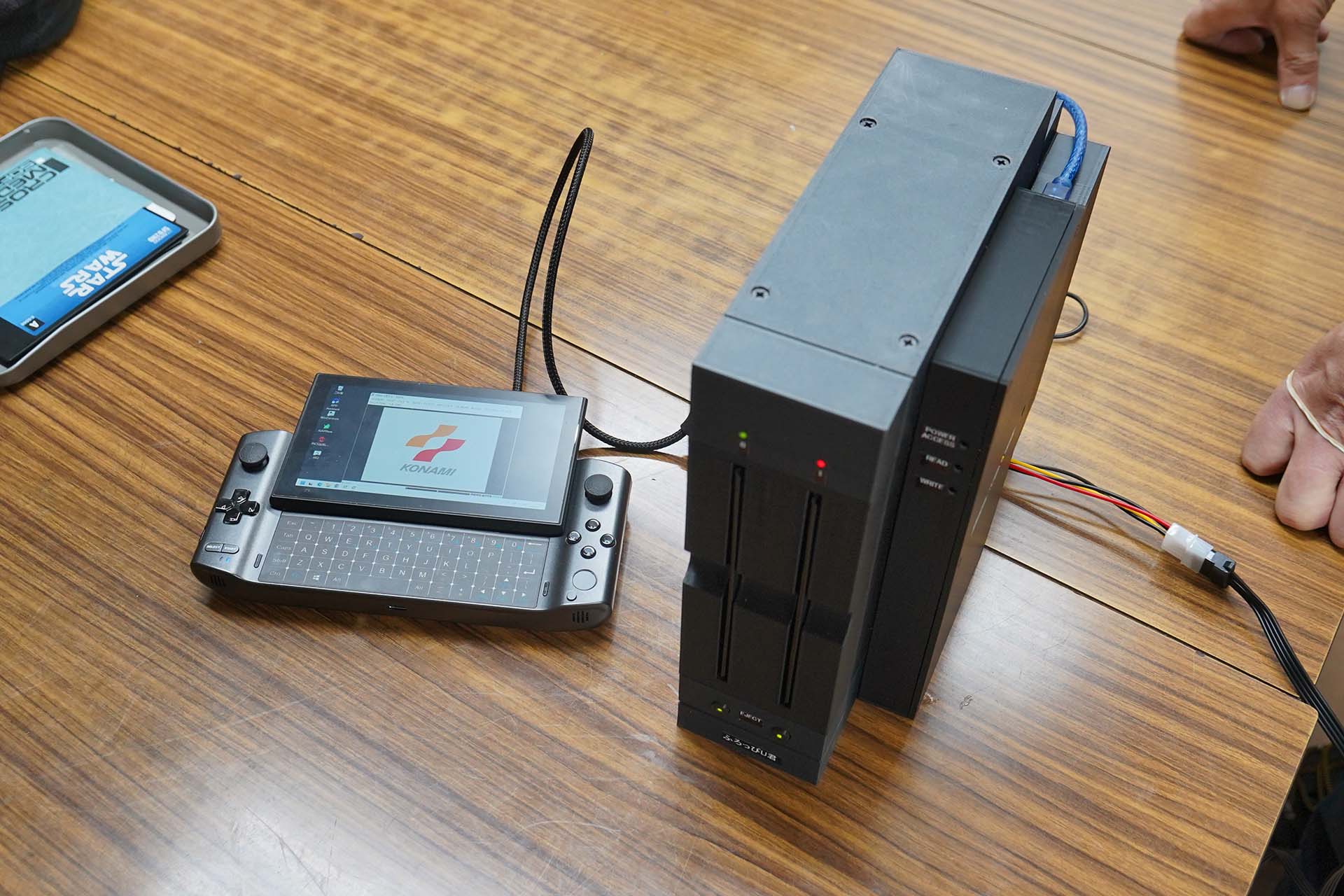 X68000エミュレータが動作しているPCと接続した様子(5インチFD挿入済み)