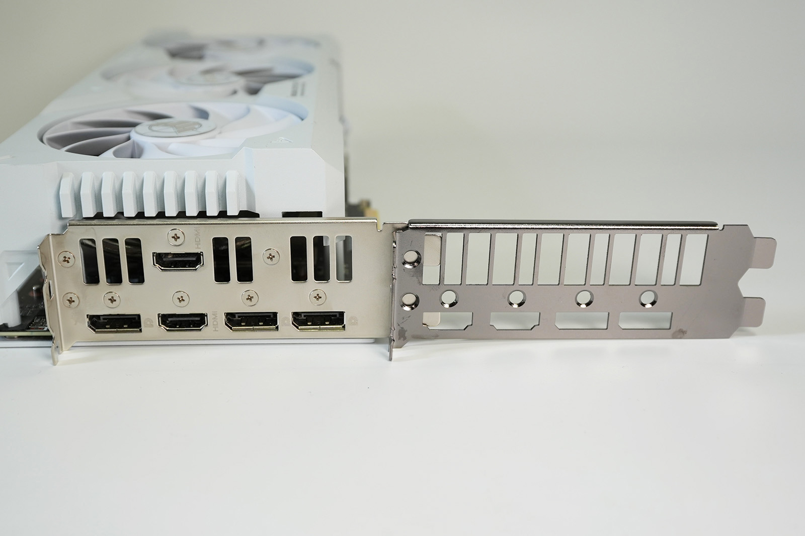 ASUS TUF-RTX4070TIS-O16G-WHITE-GAMINGのブラケット(左)と比較用に用意したコーティング無しのブラケット(右)