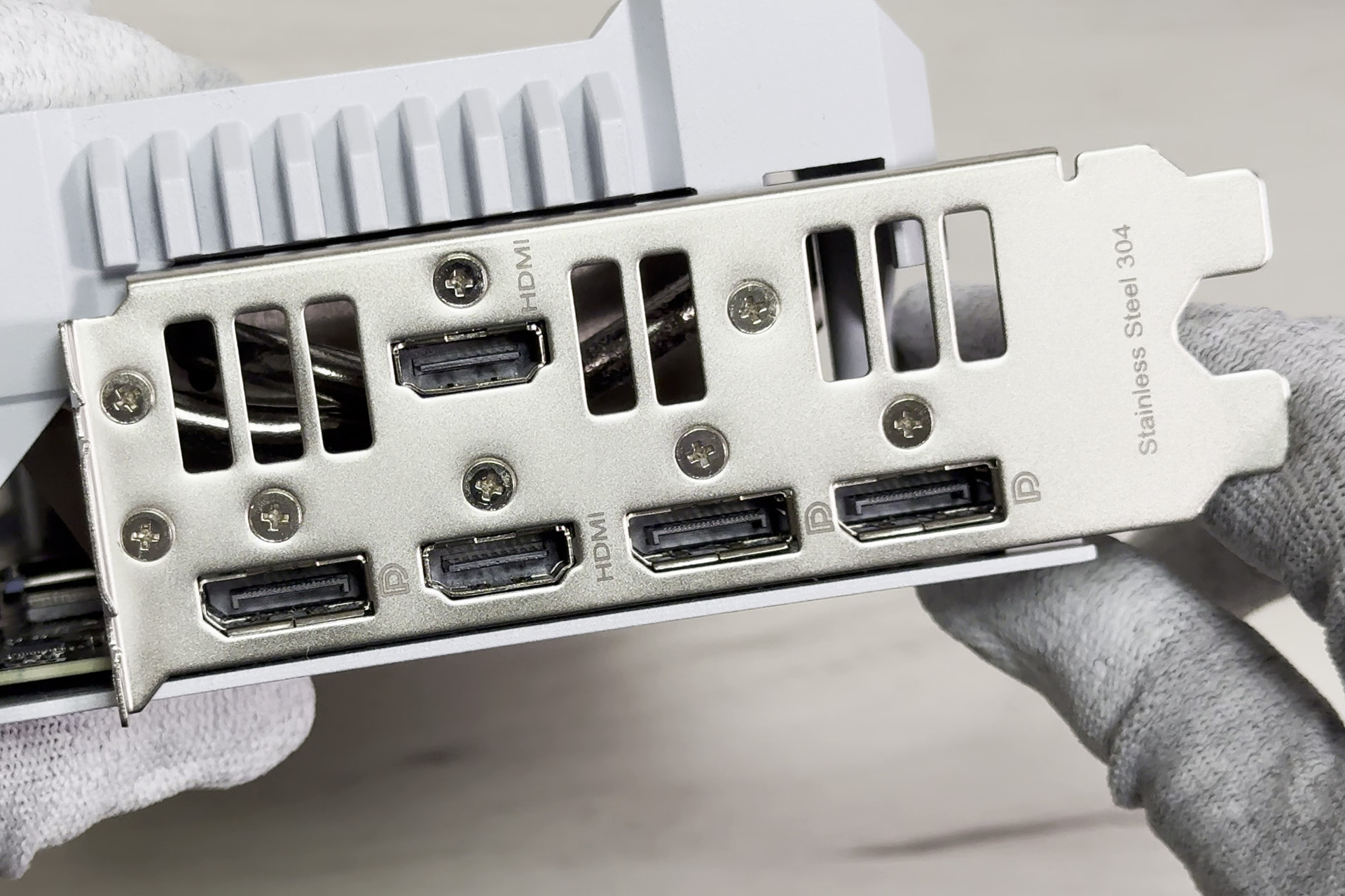 ASUS TUF-RTX4070TIS-O16G-WHITE-GAMINGのブラケット、汚れ拭き取り前