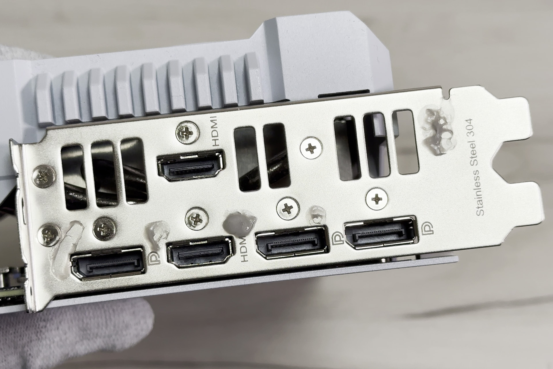 ASUS TUF-RTX4070TIS-O16G-WHITE-GAMINGのブラケット、汚れ拭き取り後