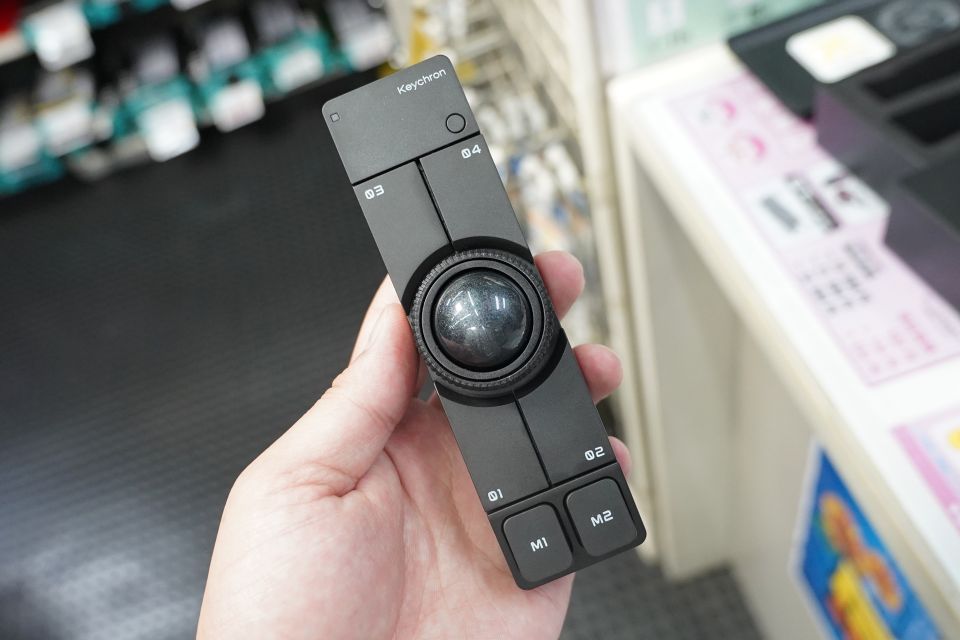 スリム形状でキーボードとも組み合わせやすいトラックボールマウス