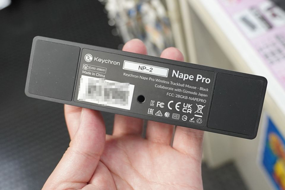 スリム形状でキーボードとも組み合わせやすいトラックボールマウス