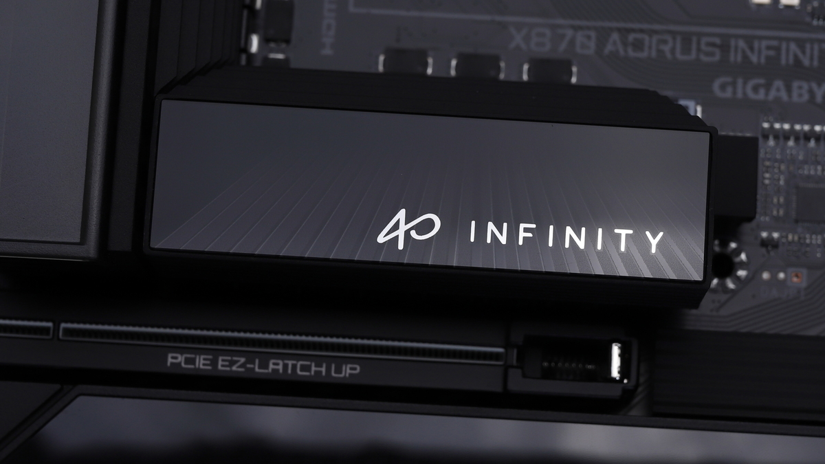 ヒートシンクに刻印された記念ロゴマークは、X870 AORUS INFINITYはが40年目のマイルストーンとして開発された製品の証でもある