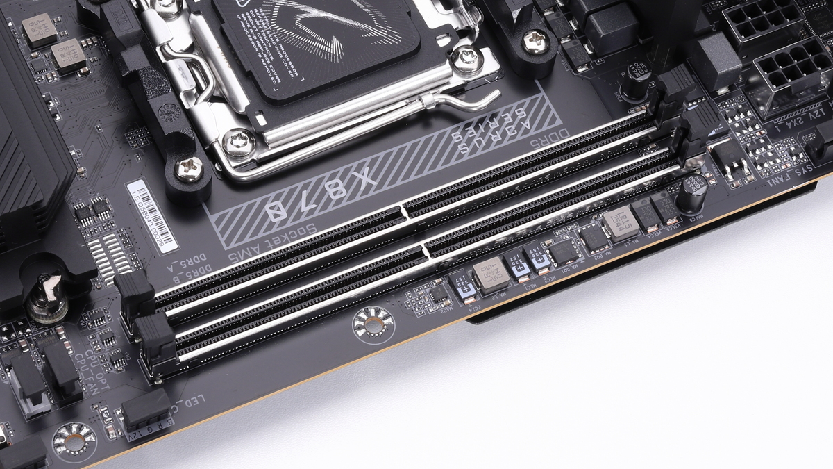 2本のDDR5メモリスロットを搭載。変則レイアウトと1DPC(1 Dimm per Channel)に絞った設計により、最大でDDR5-11400を実現可能な高いオーバークロック耐性を実現している
