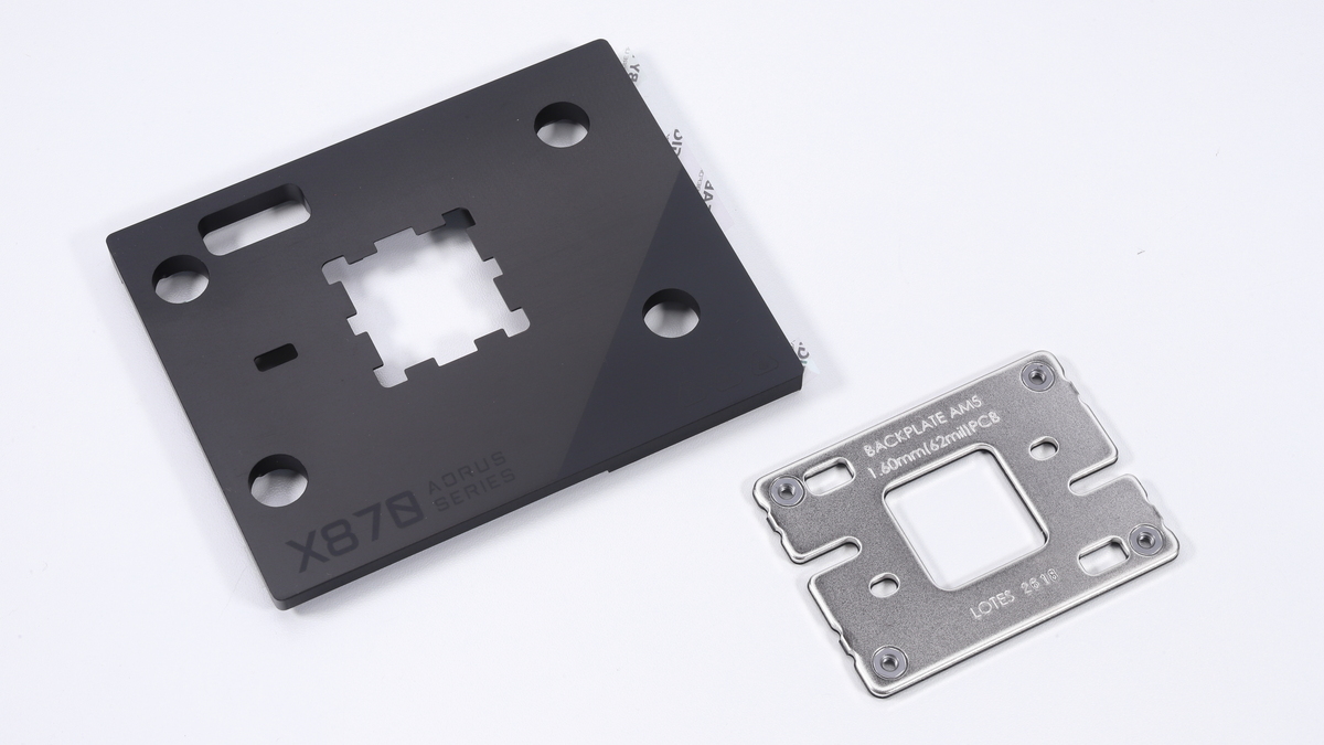 オプションパーツとして同梱されているCPU Thermal Matrix(左)とCPU OC Backplate(右)