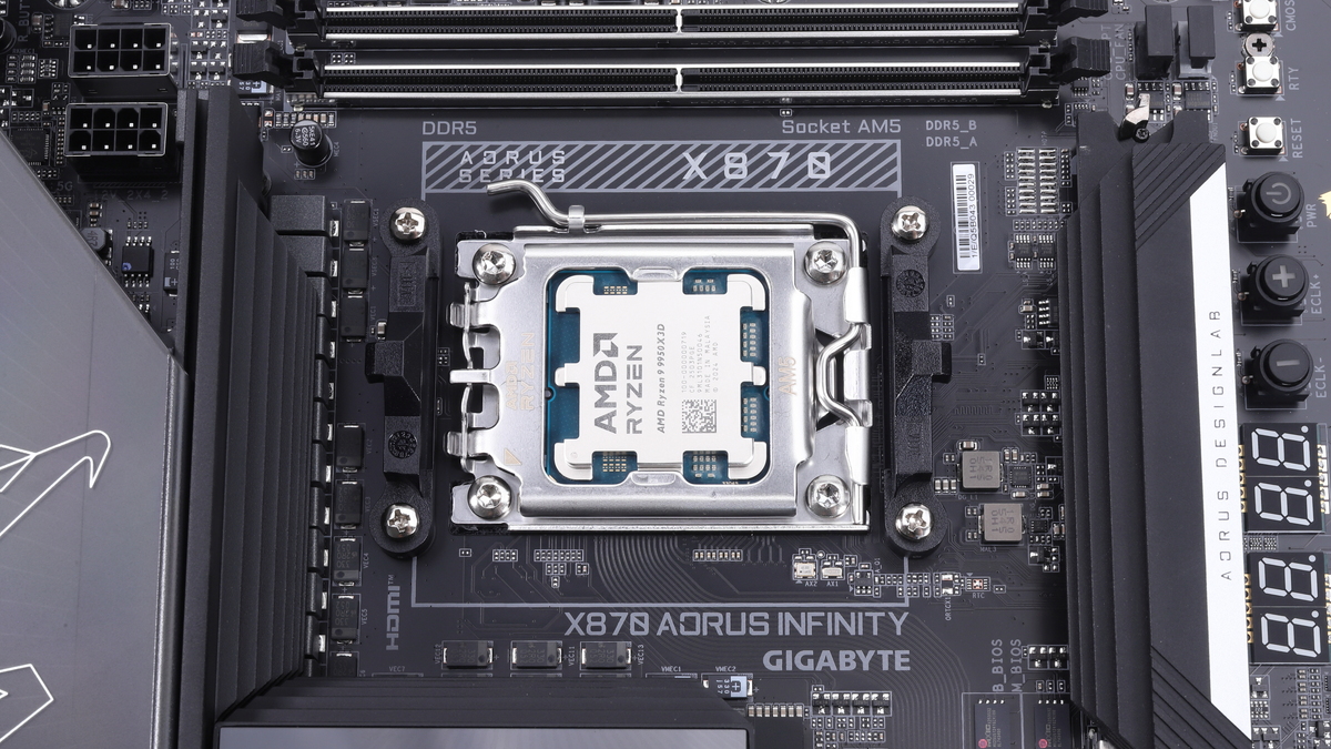標準状態。CPU Thermal Matrixを利用する場合、この写真で取り付けてある標準のCPUクーラー用リテンションは取り外す必要がある