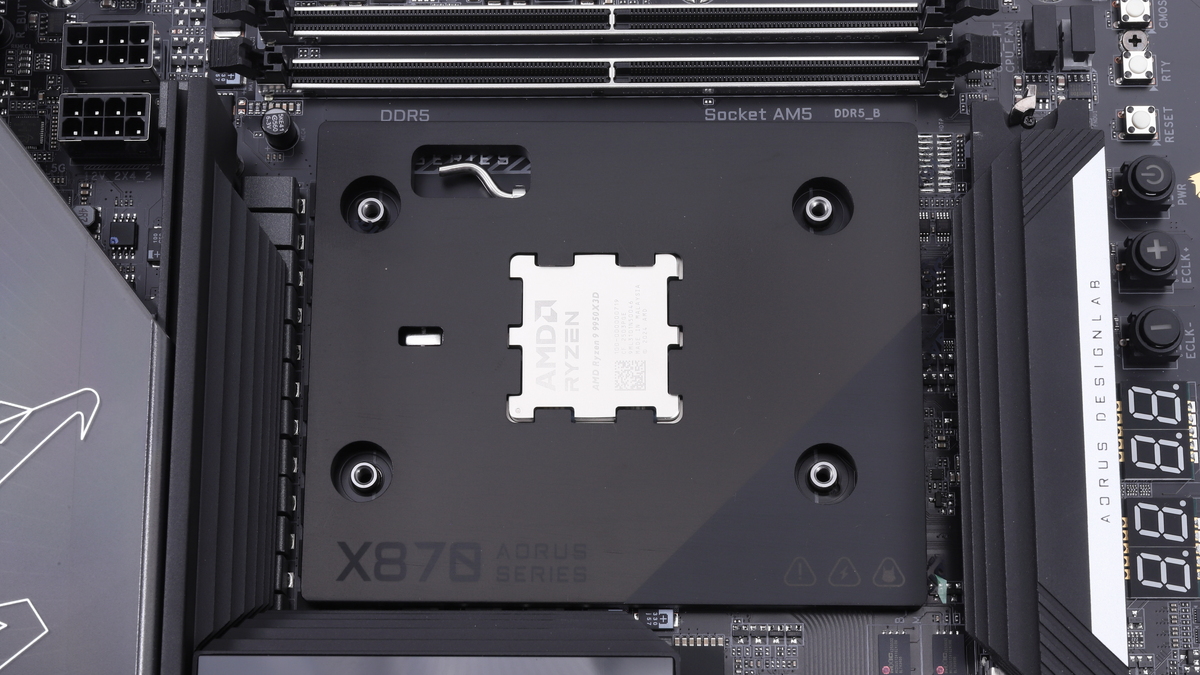 CPU Thermal Matrix取り付け後。取り付けるとサーマルパッドによって強力に粘着する(筆者は左上の長方形穴から外側に紐を通し、それを引っ張り上げることで取り外した)