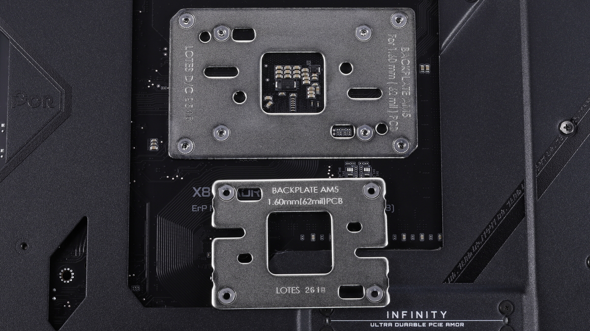 CPUソケット純正のバックプレート(上)とCPU OC Backplate(下)。液体窒素を用いるエクストリーム・オーバークロック専用のオプションであり、製品保証の無効化や不具合を避けるため、一般ユーザーの利用は非推奨とされている