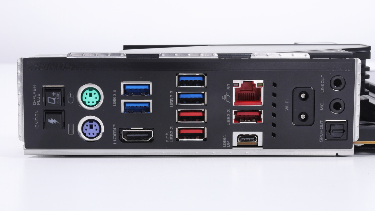 バックパネルインターフェイス。Wi-Fi 7、5GbE、USB4 40Gbpsなど、先進的なインターフェイスのほか、マウス用とキーボード用のPS/2コネクタを個別に備えている