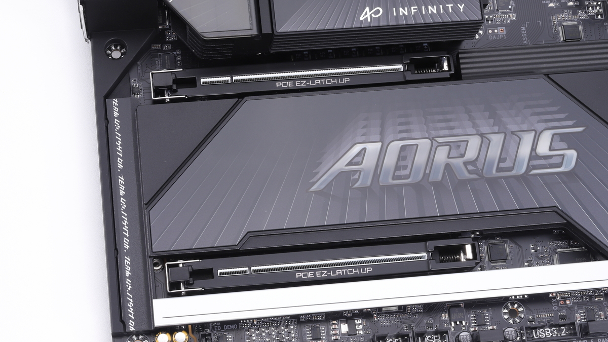 2本のPCIe x16形状スロットを搭載。いずれもCPU直結かつPCIe 5.0対応スロットで帯域を共有。写真上側のPCIEX16スロットは最大PCI 5.0 x16、下側のPCIEX8スロットは最大PCIe 5.0 x8に対応