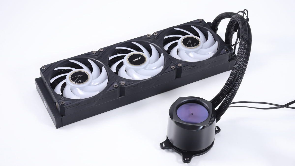 CPUクーラーのGIGABYTE AORUS WATERFORCE X II 360。360mmサイズのオールインワン水冷クーラー。最大ファン速度は2,400rpm(±10％)、最大ポンプ速度は3,000rpm(±10％)
