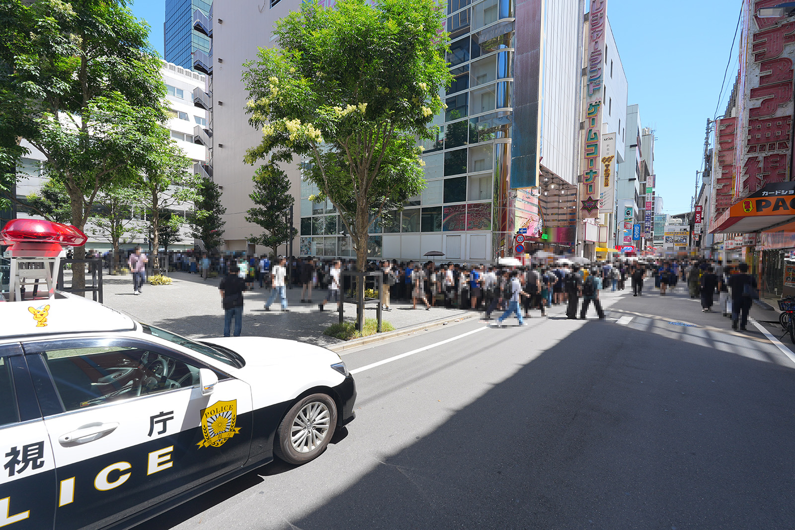 プレゼントを求めるユーザーの列は入居するビル周辺をぐるっと囲み、とんかつ店の丸五の前あたりまで伸びていた