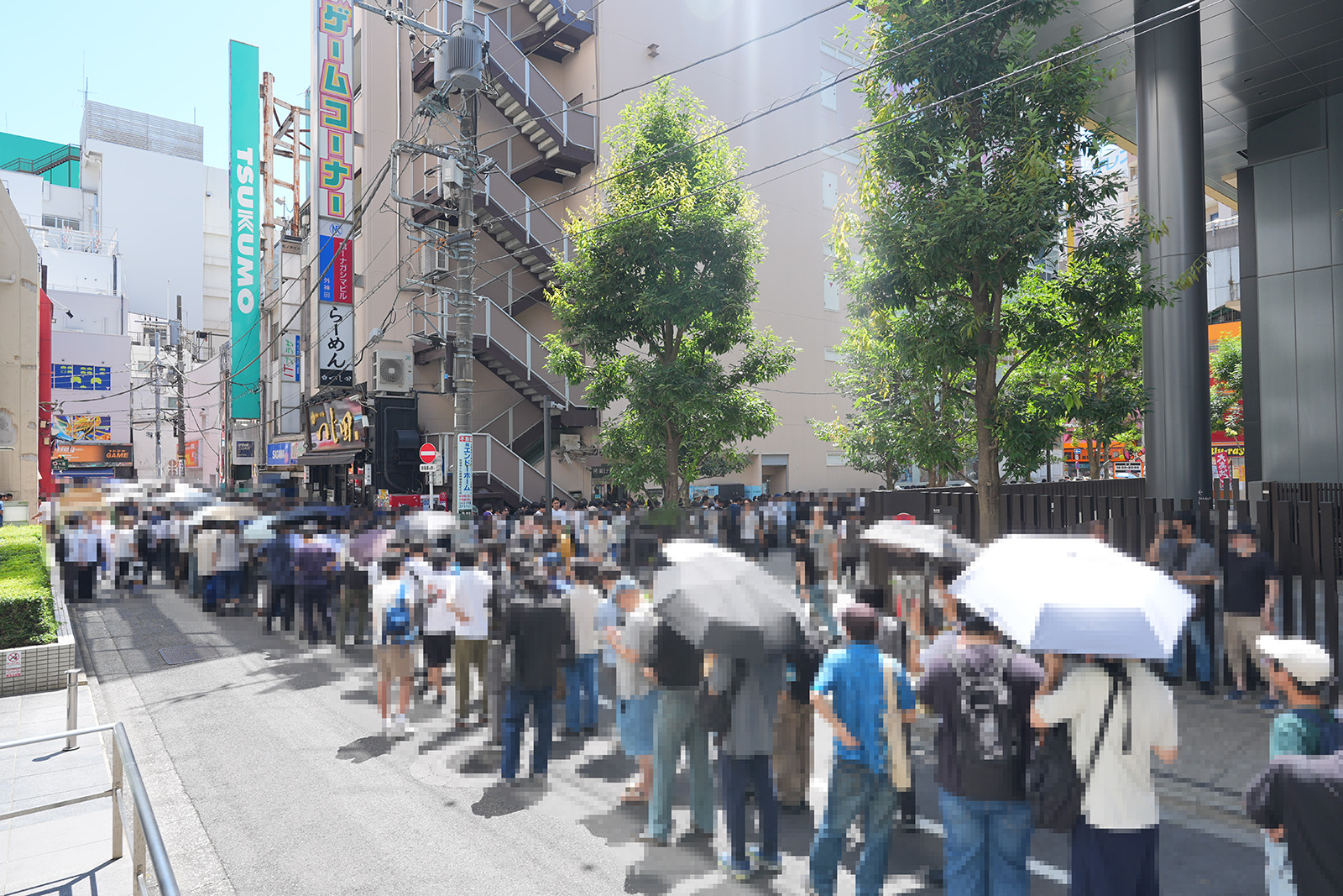 プレゼントを求めるユーザーの列は入居するビル周辺をぐるっと囲み、とんかつ店の丸五の前あたりまで伸びていた