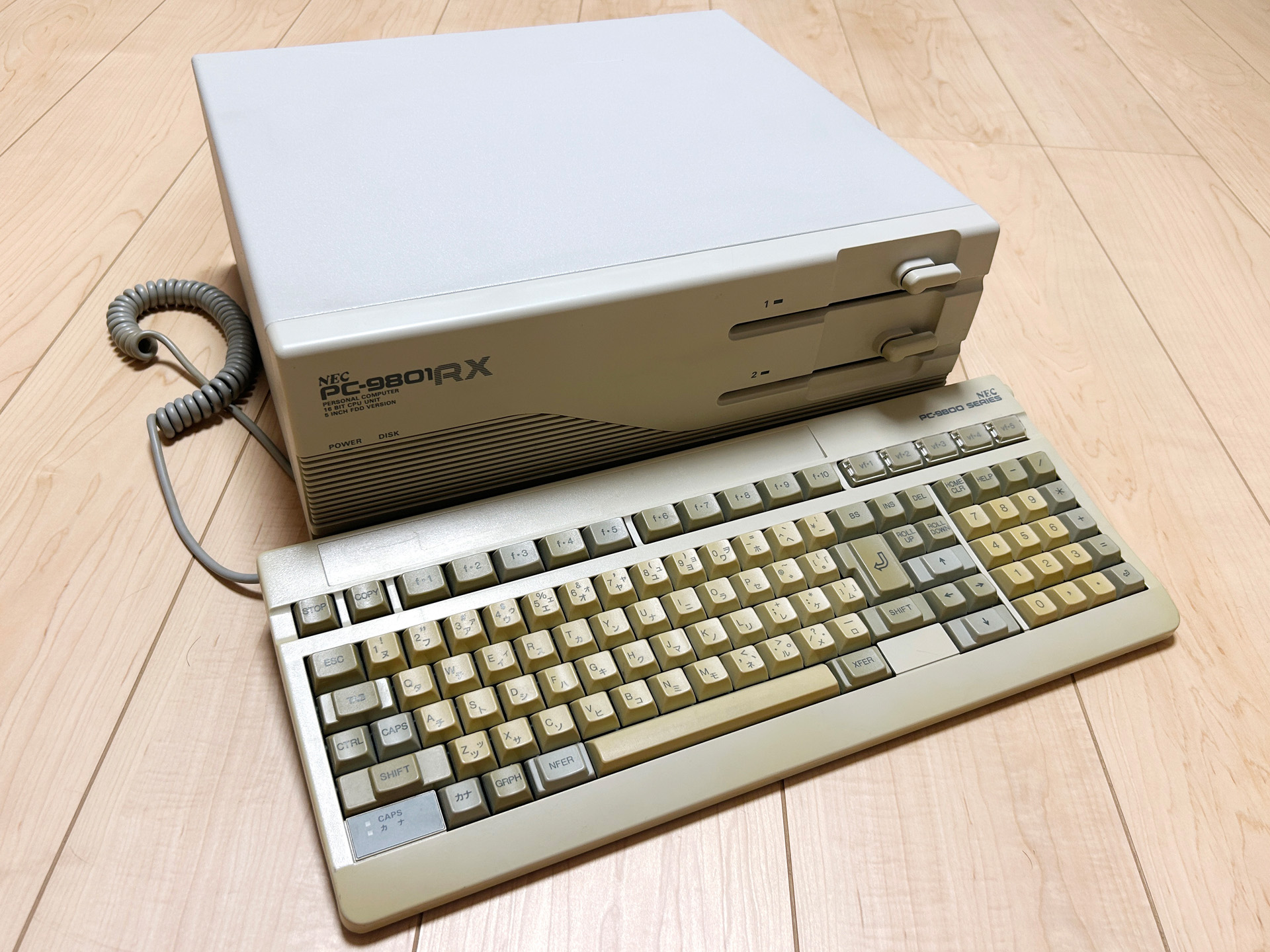 機種名が、これまでと比べてやや横に広くなっているのがわかるかと思います。それ以外は前機種であるPC-9801RX2などと変わらないデザインなので、機種名が隠されるとほとんどの人は区別がつかないかもしれません。