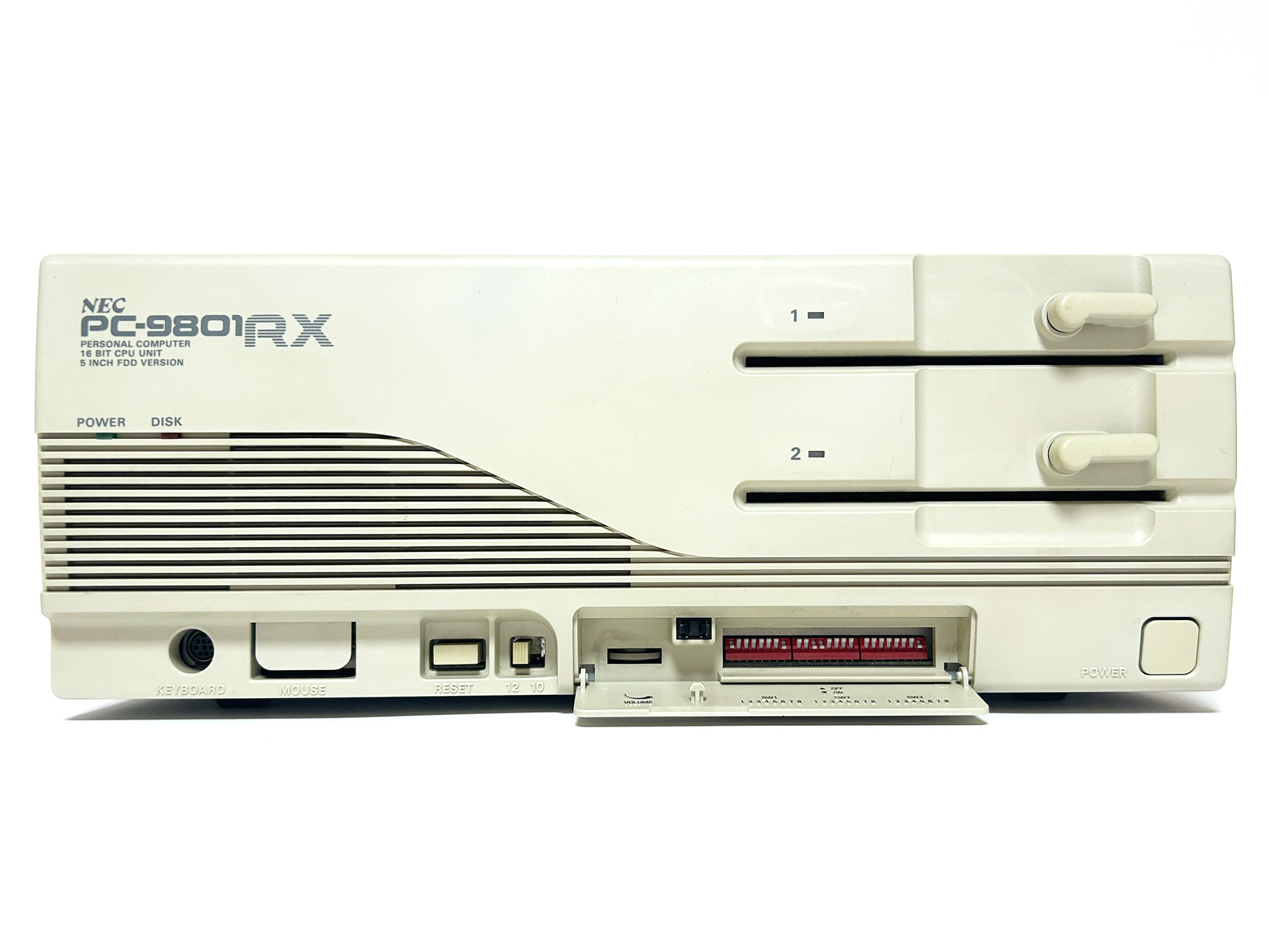 本体正面は左からキーボード接続端子、マウス端子、リセットボタン、CPUクロック切換スイッチ、ボリュームつまみ、3連ディップスイッチ、電源ボタンと並んでいます。