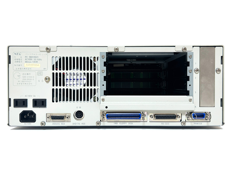 本体背面は左からサービスコンセントと電源コネクタ、アナログRGB接続端子、デジタルRGB接続端子、1MBフロッピーディスクインタフェース、RS-232Cコネクタ、プリンタポート。右上が増設用HDDスペースで、その左側に拡張スロットが4つ並んでいます。