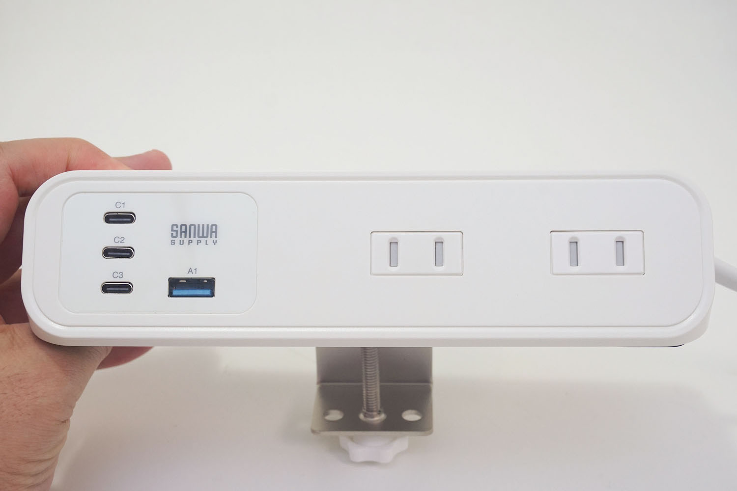 充電用のUSBポートは3基のType-Cコネクターと1基のType-Aコネクターの構成