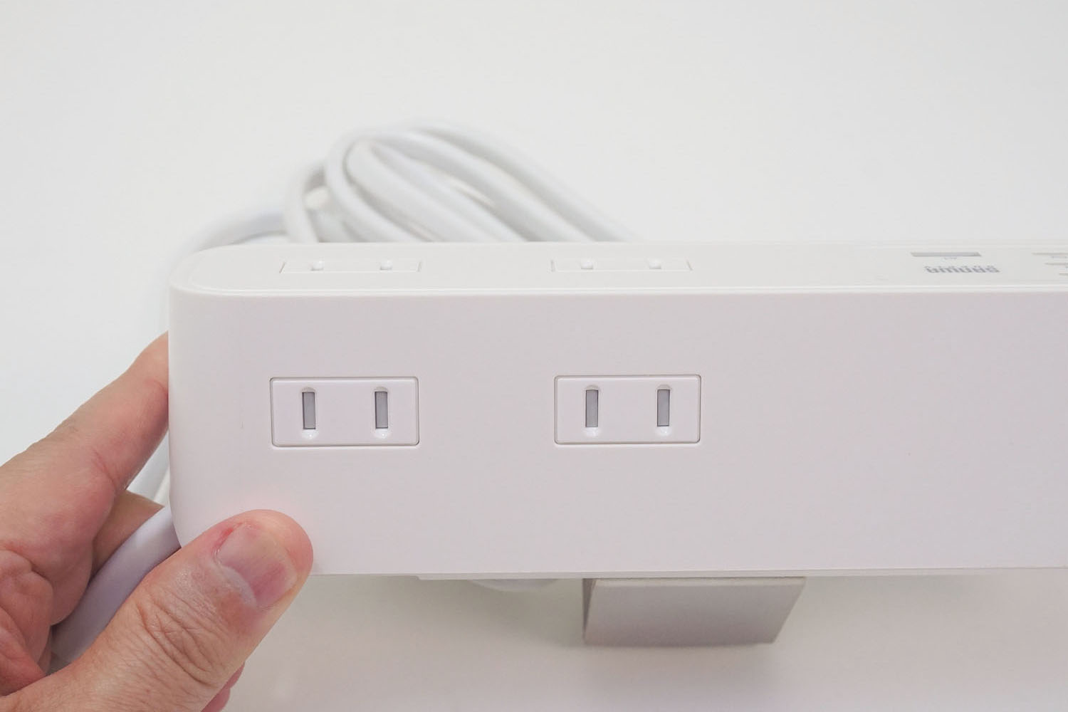 2基のコンセントはUSB充電ポートと反対側に装備されている