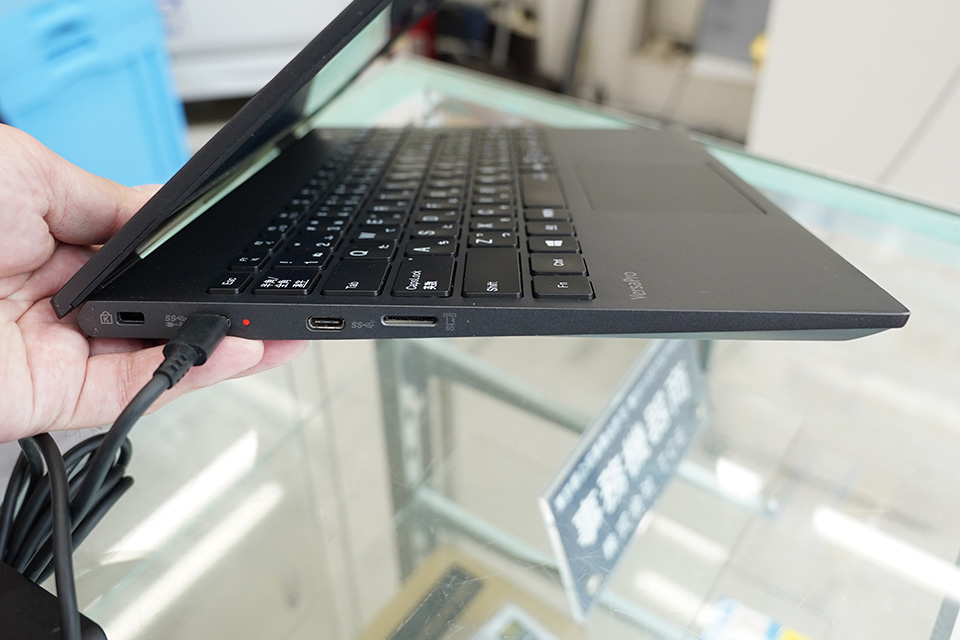 約868gのNEC製13.3インチ軽量ノートPCが42,800円！Core i7-10510Uや